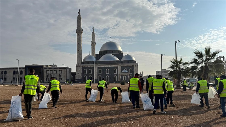 Humuslu gönüllüler, iç savaşta hasar alan Halid Bin Velid Camisi'ni temizledi