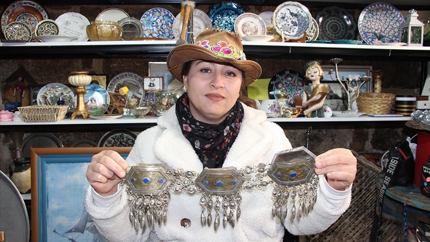 Babaannesinin gaz lambasıyla başlayan antika merakı mesleği oldu