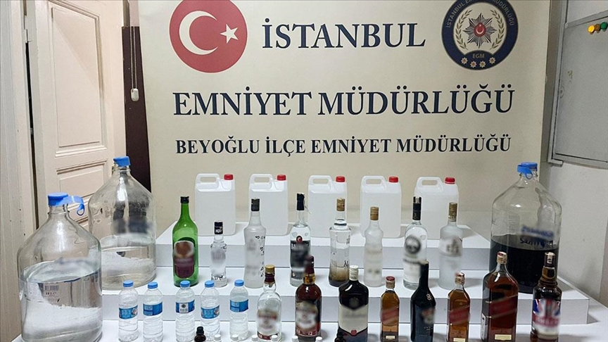 Beyoğlu'nda dükkanında sahte içki üreten "sucu" tutuklandı Beyoğlu'nda dükkanında sahte içki üreten "sucu" tutuklandı