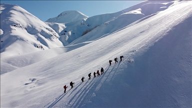 Tunceli'de dağcılar zirve hedefine metrelerce karı aşıp ulaşıyor