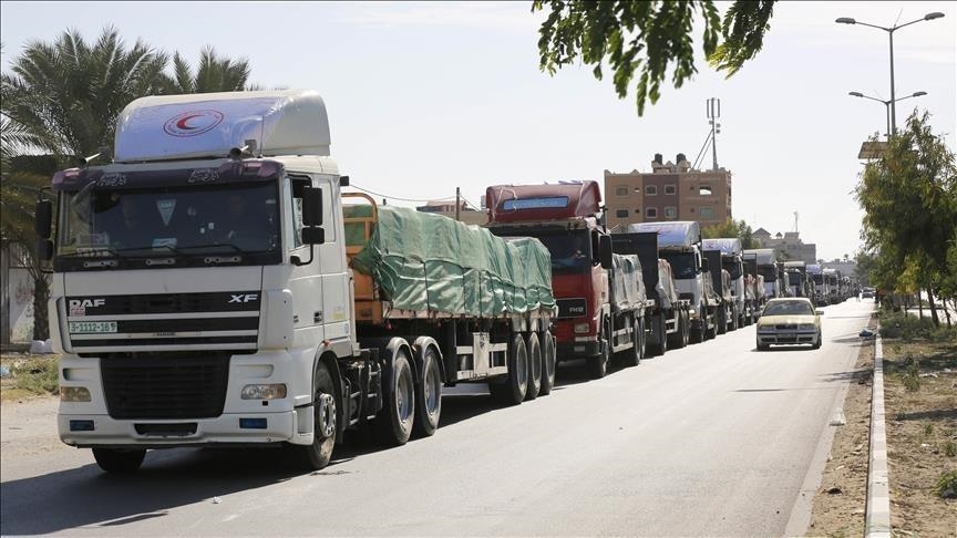 Des camions d'aide humanitaire se préparent à entrer dans la bande de Gaza suite à l'instauration d'un cessez-le-feu 