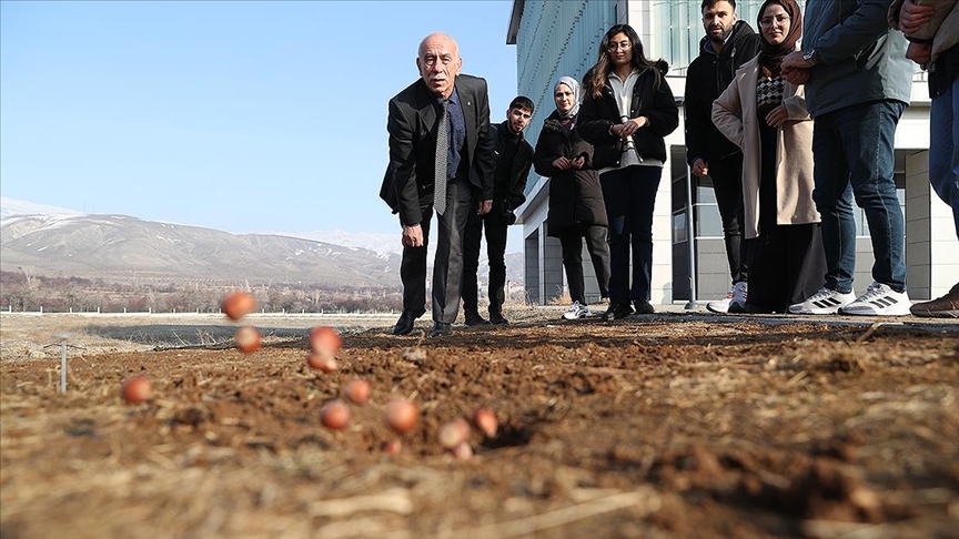 Erzincanlı akademisyen kitaplaştırdığı sokak oyunlarını yaşatmaya çalışıyor