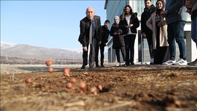 Erzincanlı akademisyen kitaplaştırdığı sokak oyunlarını yaşatmaya çalışıyor