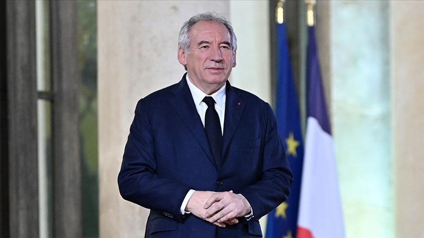Fransa Başbakanı, Trump'ın politikaları karşısında AB ile bir şey yapmazlarsa ezileceklerini belirtti