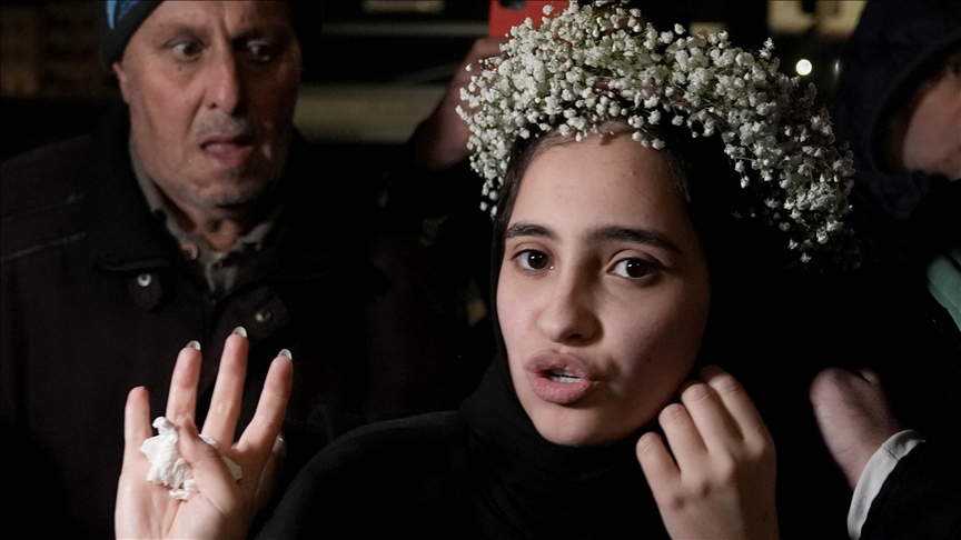 الأسيرة الفلسطينية المحررة حنان معلواني باكيةً: تركنا خلفنا أسيرات (مقابلة)
