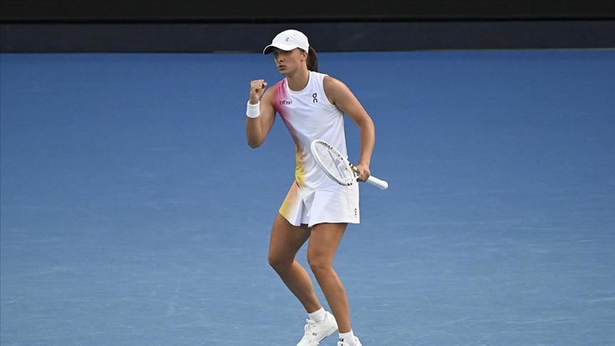 No. 2 seed Iga Swiatek cruises into Australian Open quarterfinals