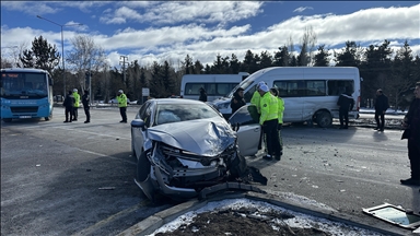 Li Erziromê minîbus û otomobîl li hev qelibîn, 6 kes birîndar bûn