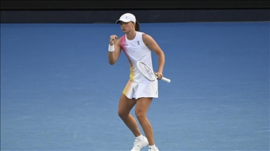 No. 2 seed Iga Swiatek cruises into Australian Open quarterfinals