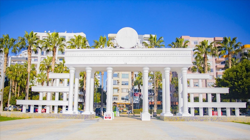Mersin sahilindeki taraftar meydanları yenileniyor