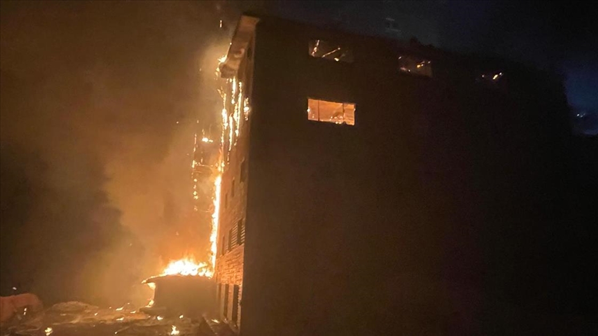 Kartalkaya Kayak Merkezi'nde bir otelde çıkan yangına müdahale ediliyor Kartalkaya Kayak Merkezi'nde bir otelde çıkan yangına müdahale ediliyor
