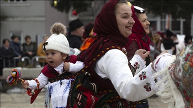 Bugarski grad Razlog tradicionalno odaje počast babicama 