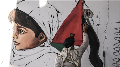 Палестински уметник создава уметност на урнатините од уништените домови