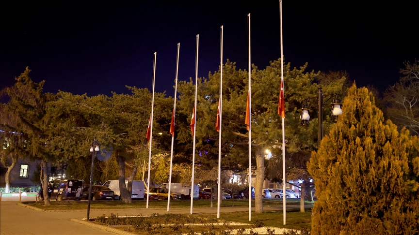 Milli yas ilanının ardından Türkiye'de bayraklar yarıya indirildi Milli yas ilanının ardından Türkiye'de bayraklar yarıya indirildi