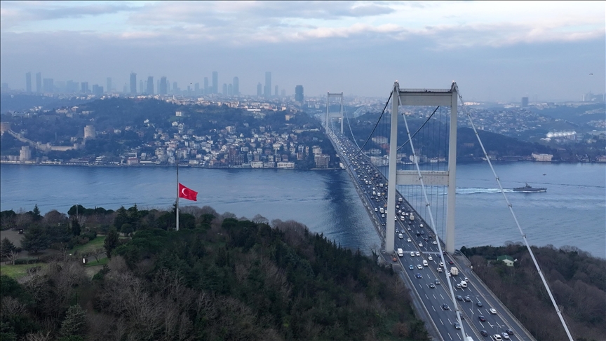 Milli yas ilanının ardından bayraklar yarıya indirildi