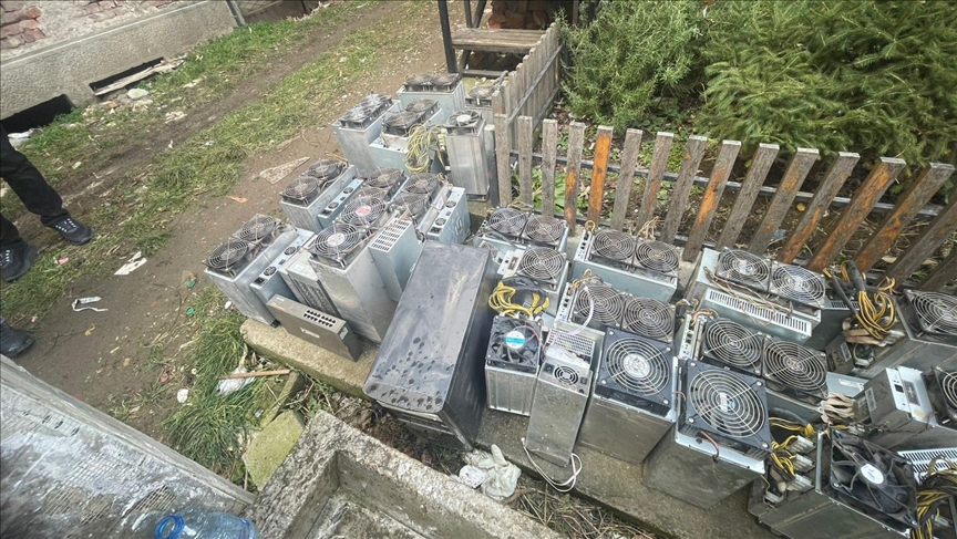 Policia sërish zbulon armë dhe pajisje për prodhim të kriptovalutave në Mitrovicën Veriore