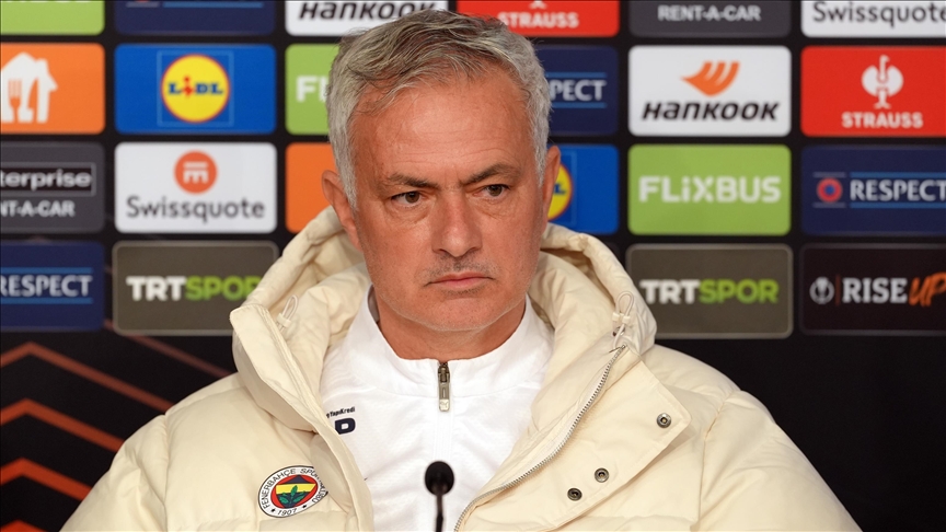 Fenerbahçe teknik direktörü Mourinho: Taraftarımızın bize vereceğiz özel enerjiyle 10 eksiği telafi edeceğiz