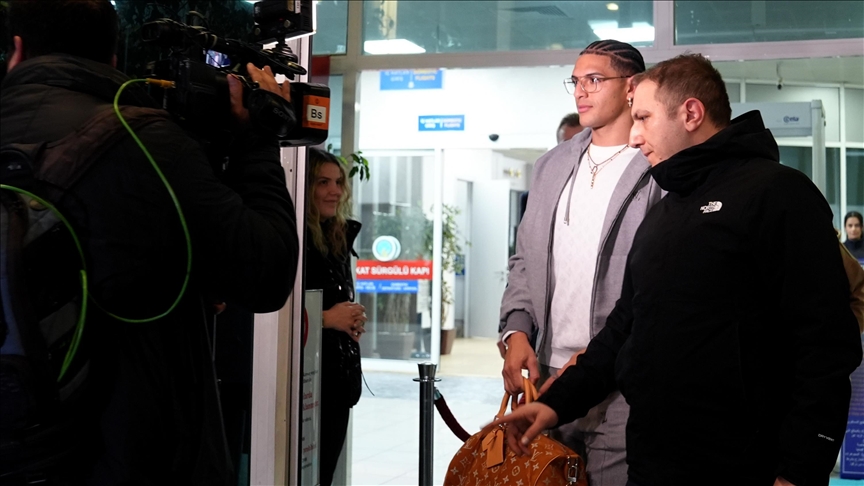 Fenerbahçe'nin prensip anlaşmasına vardığı Diego Carlos, İstanbul'a geldi Fenerbahçe'nin prensip anlaşmasına vardığı Diego Carlos, İstanbul'a geldi