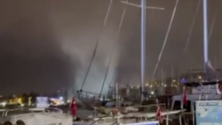 Bodrum'da denizde hortum oluştu
