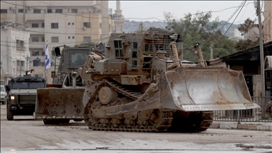 Israeli army harassing journalists by driving bulldozers towards them in Jenin