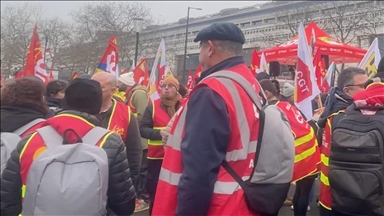 Paris'te toplu işten çıkarmalara karşı gösteri düzenlendi