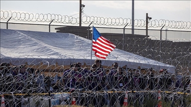 Trump yönetimi, ABD'ye yerleşmeleri için izin verilen mültecilerin seyahatlerini askıya aldı