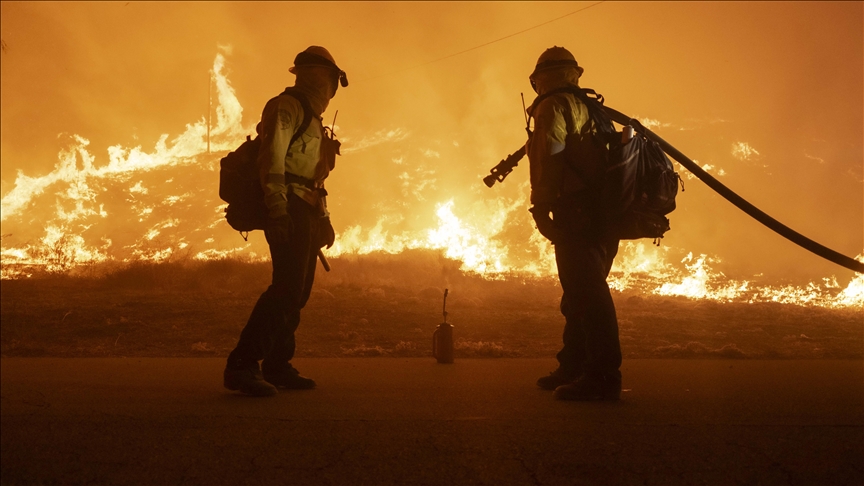 Los Angeles'ta çıkan yeni yangın 4 bin hektardan fazla alana yayıldı