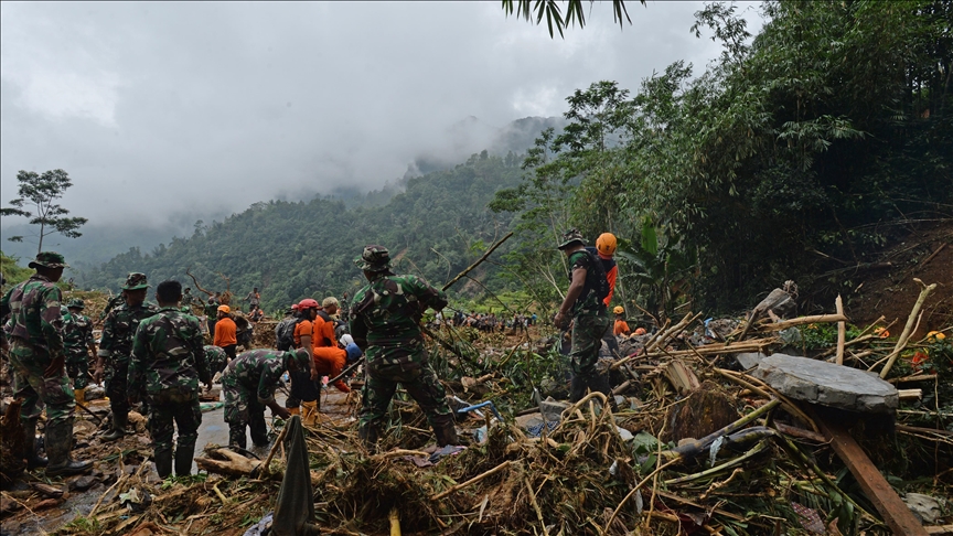 Search for 7 Indonesians buried by landslides in Central Java continues