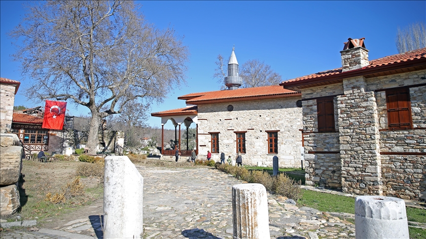 "Stratonikeia Antik Kenti"nin köy meydanı eski ihtişamına kavuşuyor