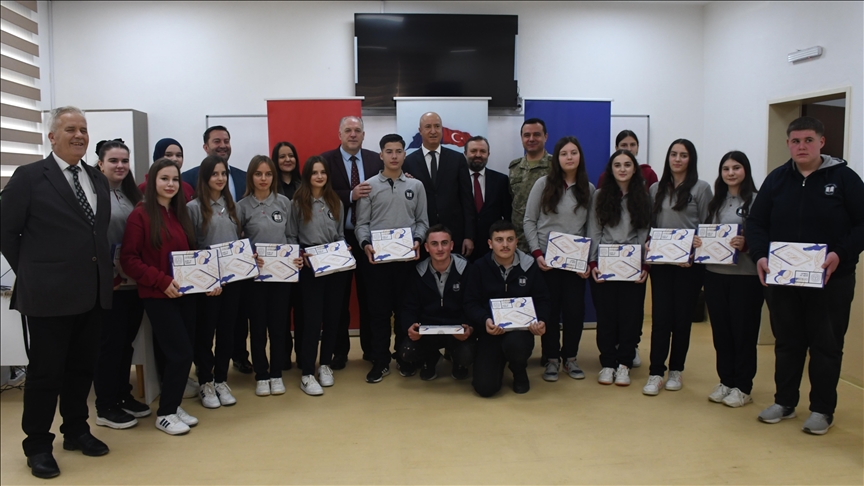 Institucionet turke shpërndanë tableta për nxënësit në Mamushë të Kosovës