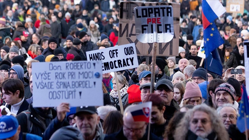 Масовни антивладини протести во Братислава