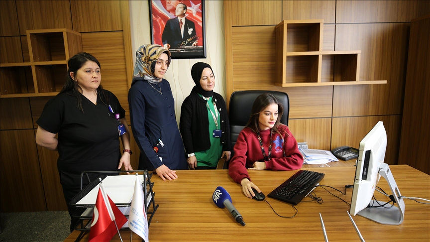 Muş'ta kadın hemşireler, AA'nın "Yılın Kareleri" oylamasına katıldı