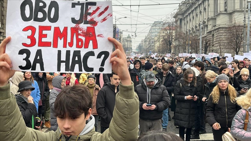 Protesta masive në gjithë Serbinë pas thirrjes së studentëve për “grevë të përgjithshme”