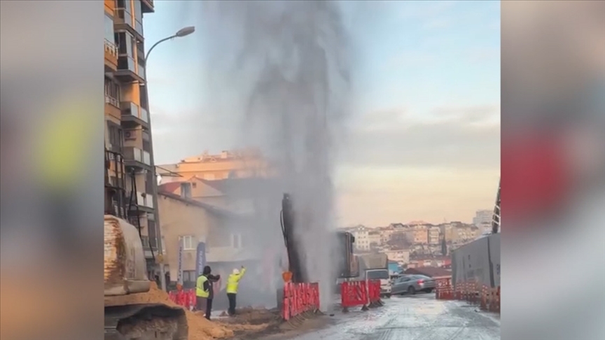 Kadıköy'de patlayan boru nedeniyle su metrelerce yükseğe çıktı
