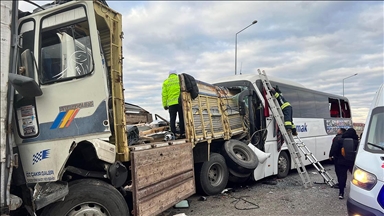 Konya'da yolcu otobüsünün karıştığı trafik kazasında 3 kişi öldü, 33 kişi yaralandı