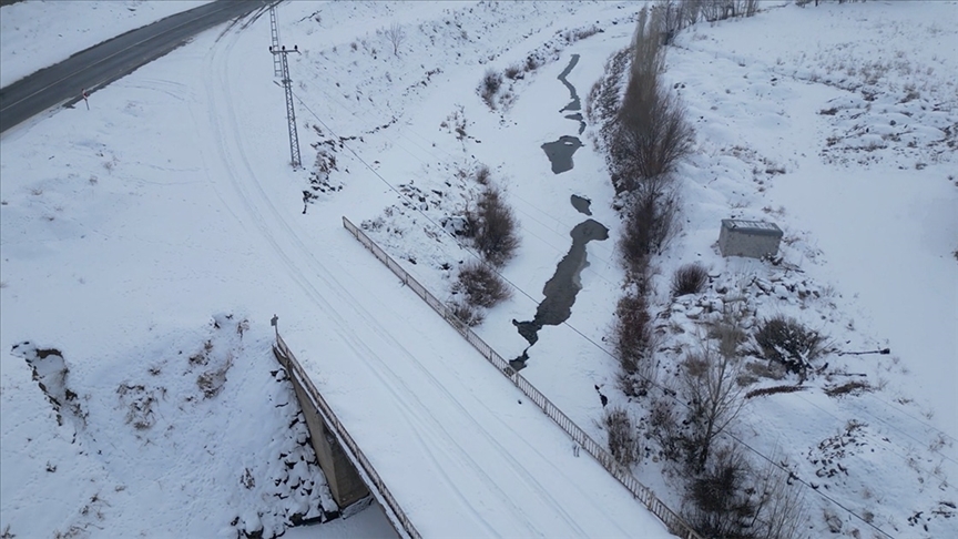 Buzla kaplanan Murat Nehri dronla görüntülendi