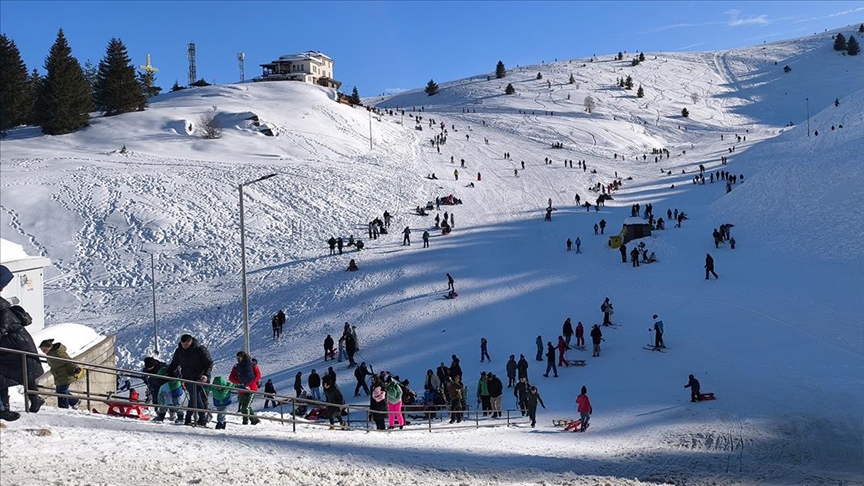 Qendra për ski "Kodra e Diellit" tërheq turistë nga rajoni dhe më gjerë