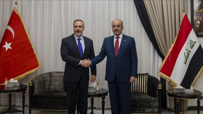 فيدان يلتقي وزير الدفاع العراقي في بغداد