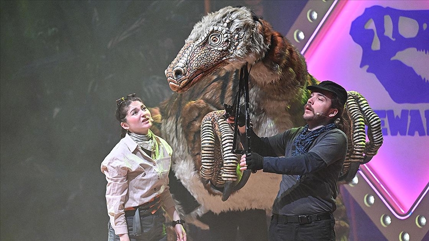 "Dinosaur World Live" tiyatrosu Ankara'da izleyicilerle buluştu