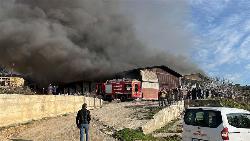 Aydın'da kıl çadırı üreten işletmede çıkan yangın kontrol altına alındı