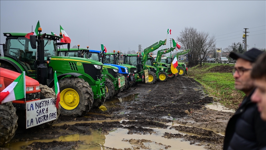 Italijanski farmeri s traktorima protestuju protiv vladine politike