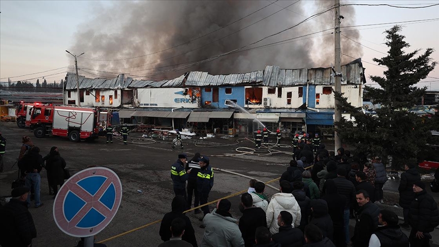 Gürcistan'ın başkenti Tiflis'teki bir AVM'de çıkan yangına müdahale ediliyor