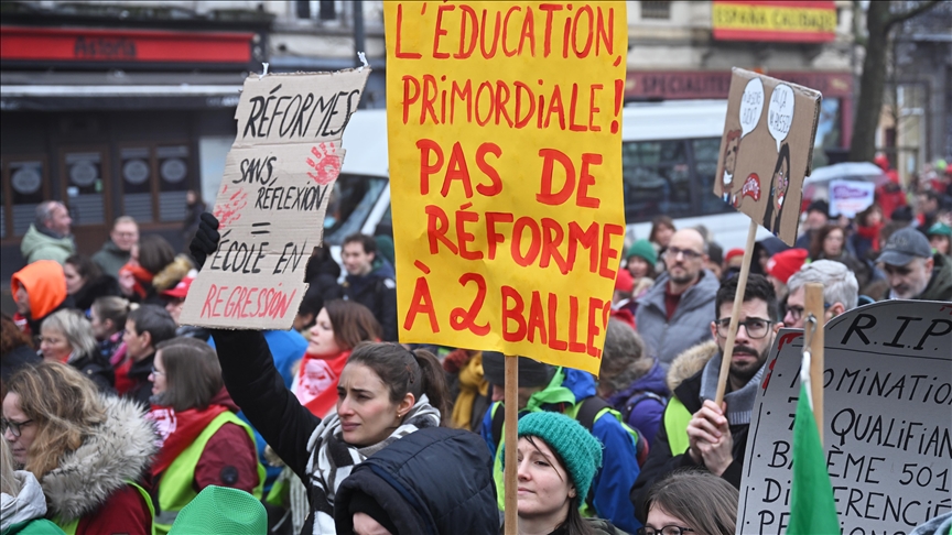 Teachers rally in Brussels to protest planned cuts, reforms