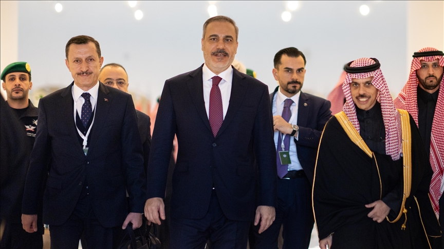Ministri i Jashtëm turk, Fidan takohet me homologun saudit Bin Farhan