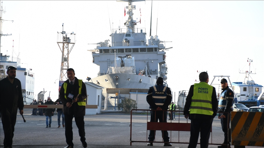 Brod italijanske mornarice sa desetinama migranata stigao u Albaniju