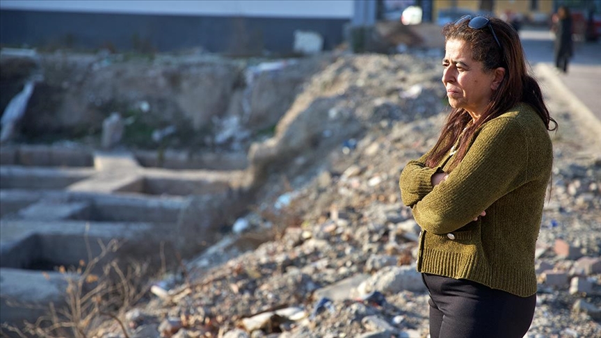 Eşini ve komşularını kaybettiği sitenin bulunduğu alandan ayrılamıyor