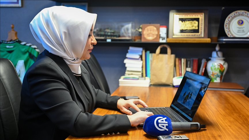 TBMM Kadın Erkek Fırsat Eşitliği Komisyonu Başkanı Erdoğan'ın tercihi "Devrilen diktatör" karesi oldu