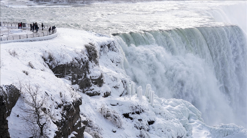 Ngrijnë pjesërisht Ujëvarat e Niagarës në SHBA