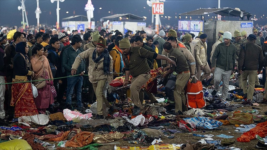 Hindistan'da Maha Kumbh festivalinde çıkan izdihamda 30 kişi hayatını kaybetti