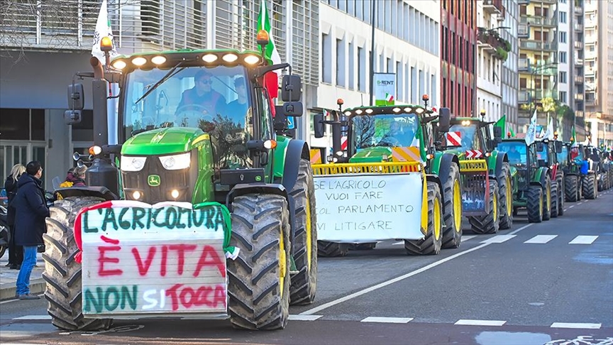 Poljoprivrednici traktorima stigli na protest u centru Milana