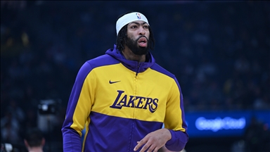 Lakers forward Anthony Davis leaves Philadelphia 76ers game with injury